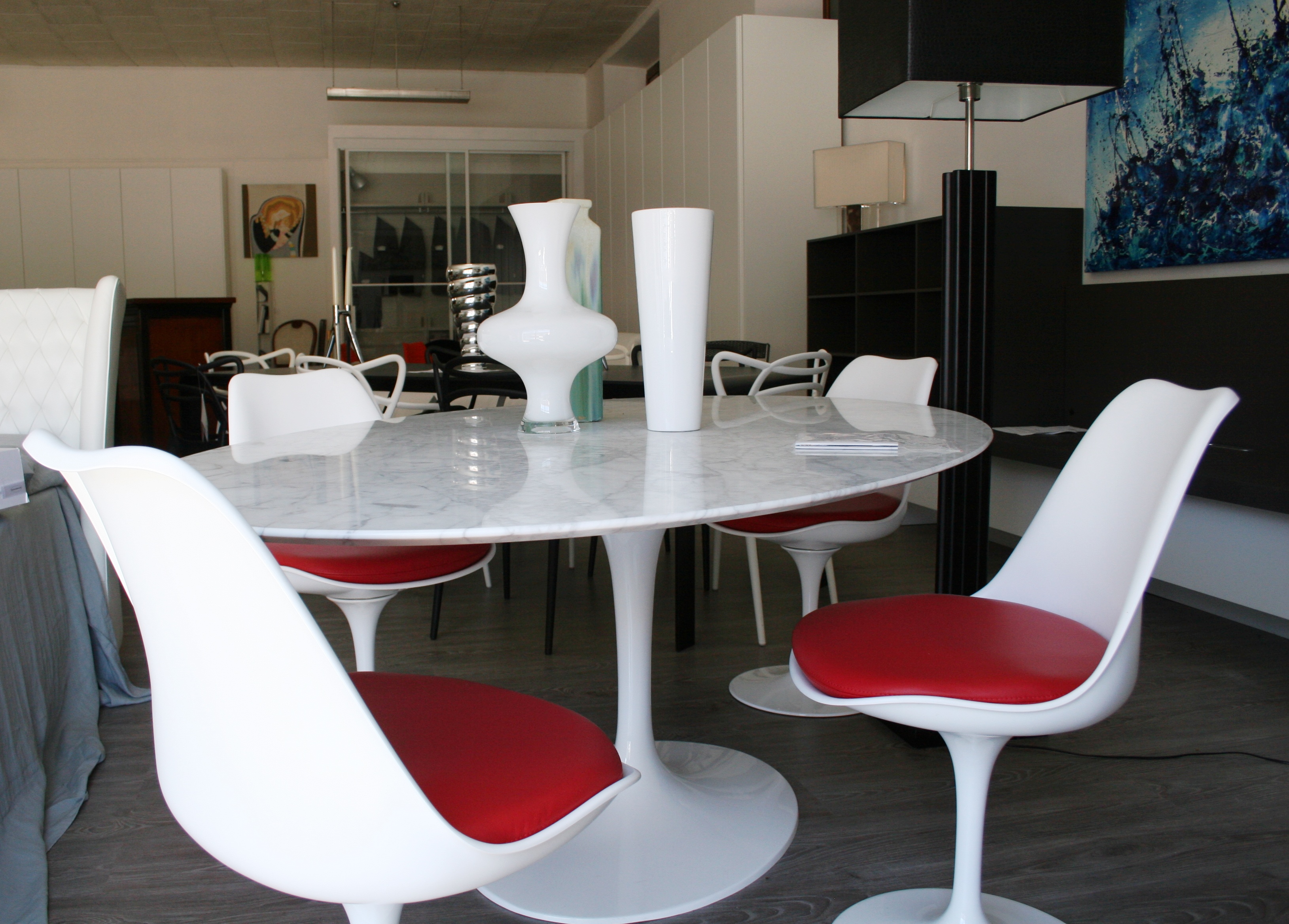 Tavolo ovale in marmo A.ivar sedie Saarinen